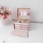 Cutie pentru bijuterii satinata Beautylushh, 3 sertare, inchidere cheie, roz